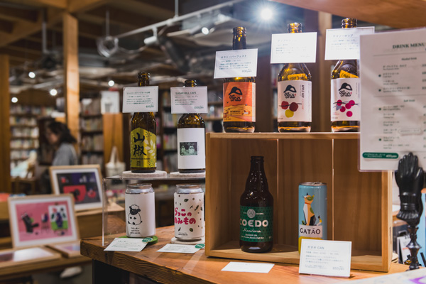 「本屋B＆B」店内。ビールと本を同時に供する本屋さん