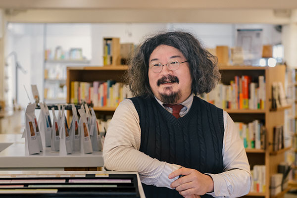 「かもめブックス」での栁下さん。