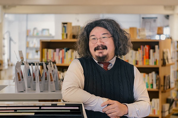 「かもめブックス」での栁下さん。