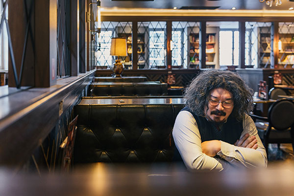 「梟書茶房」で本、映画を語る柳下さん。話題は枝葉を伸ばし、どんどん広がっていく。