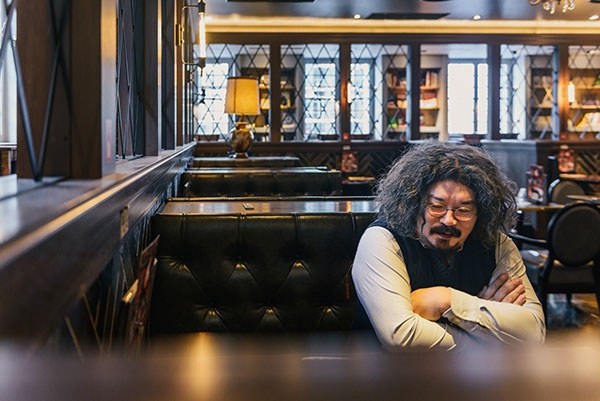 「梟書茶房」で本、映画を語る柳下さん。話題は枝葉を伸ばし、どんどん広がっていく。