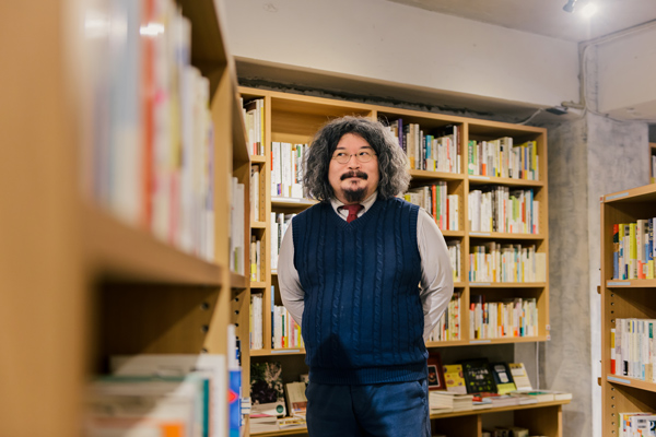 柳下さん。神楽坂「かもめブックス」にて。(写真=猪俣 博史)