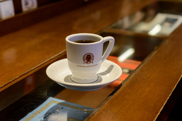池袋の「本と珈琲　梟書茶房」では、コーヒーマスターの菅野眞博さんが珈琲を担当。（写真＝猪俣 博史）