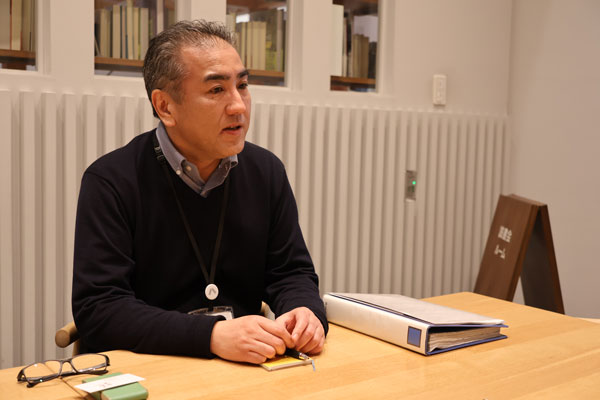 八戸市観光文化スポーツ部 文化創造推進課 八戸ブックセンター所長 音喜多信嗣さん(肩書は2025年3月収録時、撮影は編集部、以下同)