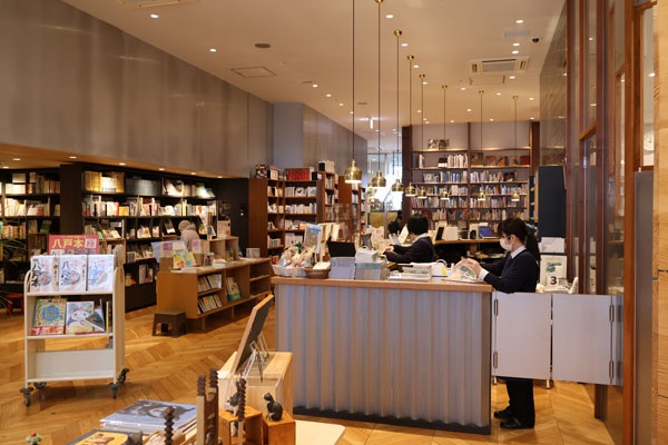 八戸ブックセンターは図書館ではなく書店なのでレジがある。飲食系の販売もここで