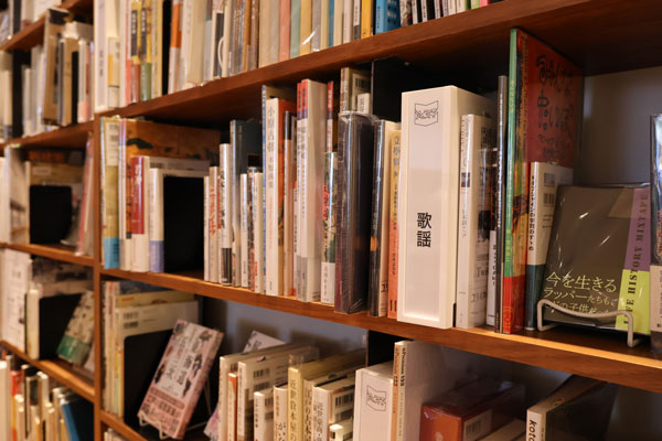図書館のような日本十進分類法(NDC)ではなく、1冊への興味から関連がある別の本へ誘導していく、いわゆる「文脈棚」で本が並んでいる