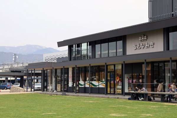 「ちえなみき」の外観。後ろに見える白い建物がJR敦賀駅