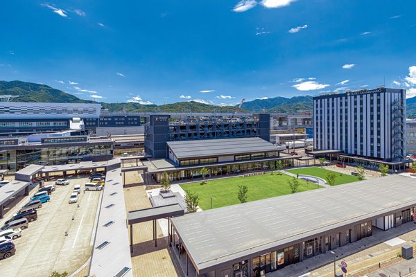 敦賀駅西地区全体エリア名称が「TSURUGA POLT SQUARE otta」。敦賀駅西広場公園を中心に、「ちえなみき」（物販棟を併設）、飲食棟のAゾーン、ホテル、スターバックスのBゾーンが配置されている（写真：敦賀市役所）