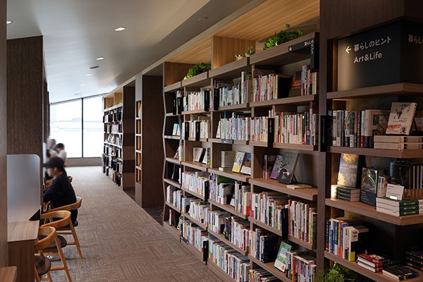 2階は「日常知」のコーナーで、普通の図書館的な落ち着いた空間