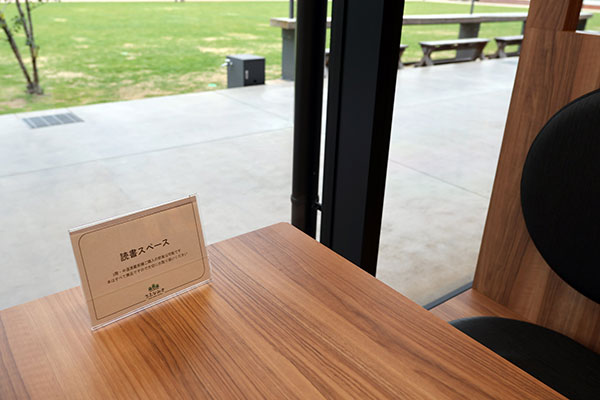階段の下、本棚の隙間など「おっ」という場所に上等な椅子が置かれ、店内購入ならば飲食も許されている