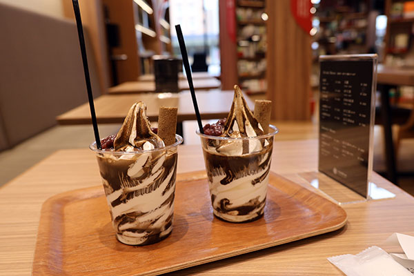 書店とシームレスに繋がるカフェでスイーツを