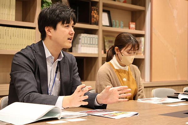 インタビュー場所となった2階の会議スペースも無料。手前は敦賀市まちづくり観光部　まちづくり推進課　西村勇人さん