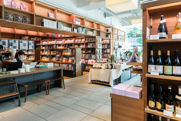 「食」の本棚の周囲には、関連する物販も展開して、ライフスタイル提案を行う。「代官山 蔦屋書店」の店内（写真＝猪俣 博史）