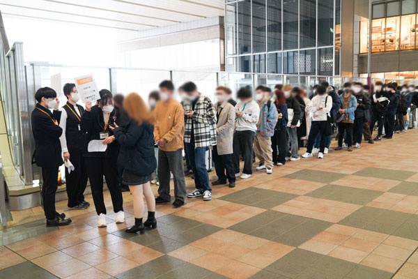 梅田店では毎週末お渡し会を開催し、都度500~2000人の参加者が“お並び列”をつくる。