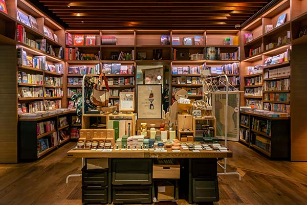 「代官山 蔦屋書店」の「旅」のコーナー。ガイド、旅行記とともに旅グッズや、その時々のテーマに合った雑貨で売り場を展開する