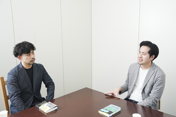「新卒採用はリターンが大きいものの、投資対効果が測りにくいのも事実ですよね」と北野唯我さん。写真左は舟津昌平さん 「新卒採用はリターンが大きいものの、投資対効果が測りにくいのも事実ですよね」と北野唯我さん。写真左は舟津昌平さん