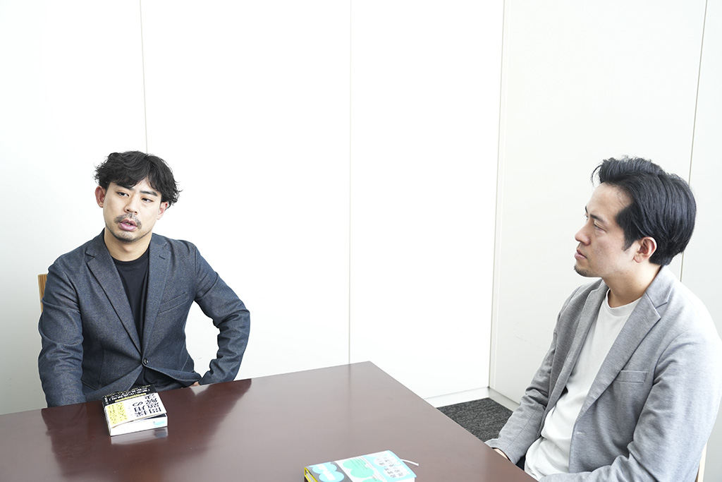 「今はやっているエビデンス主義には、危険な部分もあると思っています」と舟津さん。写真右は北野唯我さん
