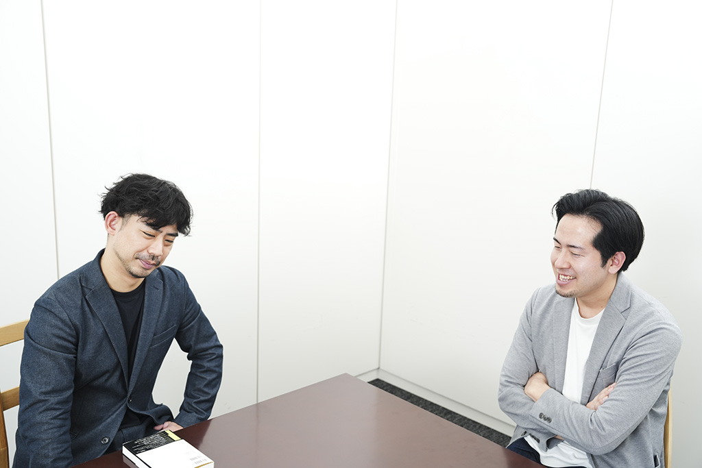 「やはり優れた経営学者の方というのは、バランスが絶妙ですよね」と話す舟津昌平さん（写真左）と北野唯我さん
