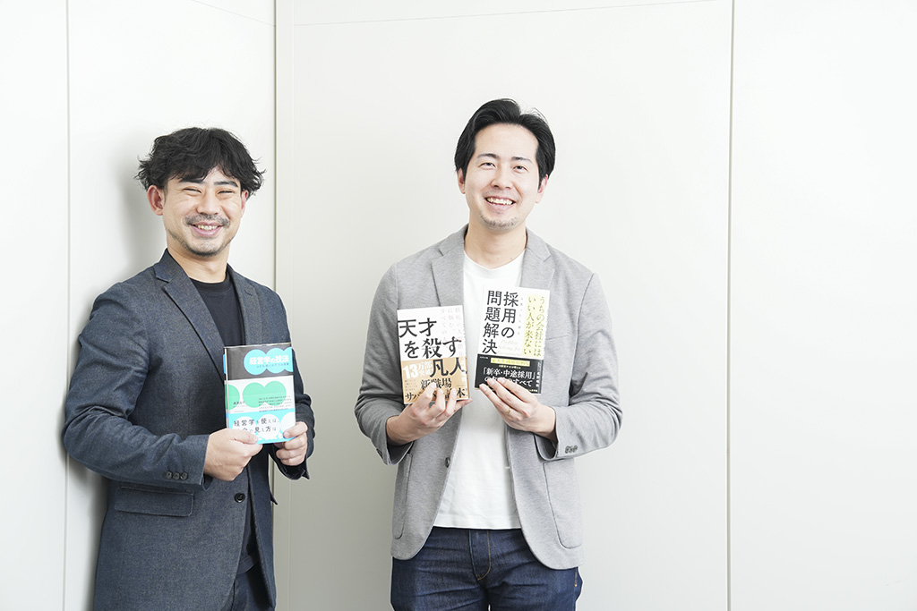 それぞれの自著を手にする舟津さん（写真左）と北野さん