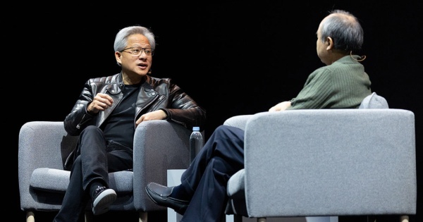 エヌビディア最高経営責任者(CEO)のジェンスン・ファン氏(写真左)(写真=的野 弘路)