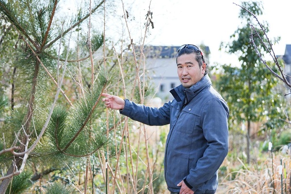元気に育っているクロマツを指さす舩橋真俊さん(Synecocultureの実験圃場で) 元気に育っているクロマツを指さす舩橋真俊さん(Synecocultureの実験圃場で)