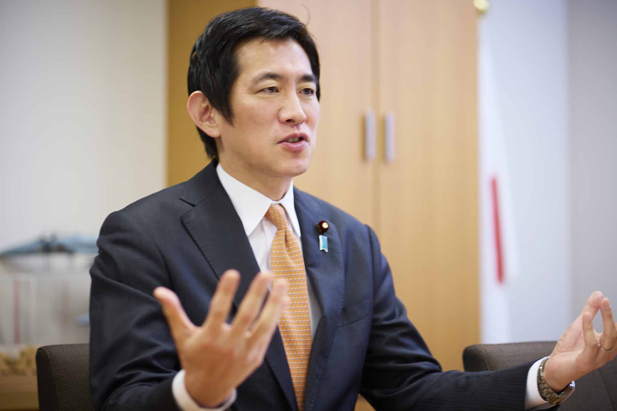 小林鷹之（こばやし・たかゆき）氏＝衆議院議員（自由民主党）／1974年生まれ。99年、東京大学法学部を卒業後、大蔵省（現・財務省）に入省。米ハーバード大学ケネディ行政大学院修了（公共政策学修士）。理財局、在米国日本大使館への出向を経て、2010年に退職。12年に衆院議員に当選。防衛大臣政務官、党新国際秩序創造戦略本部事務局長などを務めた後、21年に第1次岸田内閣で初代の経済安全保障担当大臣に就任。現在、自民党で経済安全保障推進本部本部長や日・グローバルサウス連携本部本部長を務める。 （写真：洞澤佐智子、以下同）