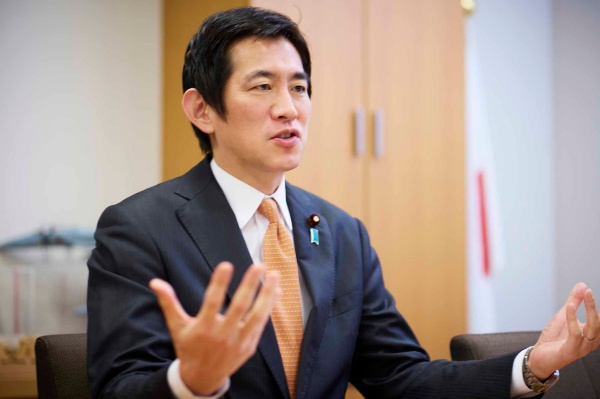 小林鷹之(こばやし・たかゆき)氏=衆議院議員(自由民主党)/1974年生まれ。99年、東京大学法学部を卒業後、大蔵省(現・財務省)に入省。米ハーバード大学ケネディ行政大学院修了(公共政策学修士)。理財局、在米国日本大使館への出向を経て、2010年に退職。12年に衆院議員に当選。防衛大臣政務官、党新国際秩序創造戦略本部事務局長などを務めた後、21年に第1次岸田内閣で初代の経済安全保障担当大臣に就任。現在、自民党で経済安全保障推進本部本部長や日・グローバルサウス連携本部本部長を務める。 (写真:洞澤佐智子、以下同)