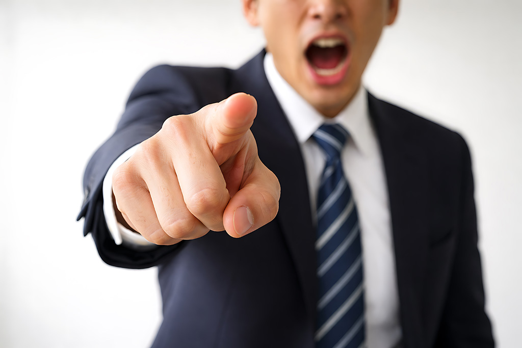 取引先から業務上のフィードバックとしての一線を超えた言動があった場合、「担当者個人の頑張りどころ」ではなく、組織としての対応が望まれる（写真：Mugi/stock.adobe.com）