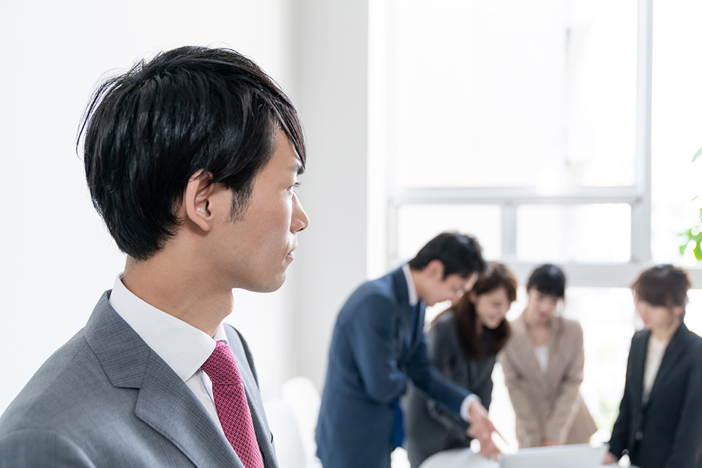 積極的な加害の意思がない場合、ハラスメントの芽に気づくことは難しい。共通の話題で盛り上がるのは決して悪いことではないが、「内輪ノリ」が職場内での情報格差や疎外感を生じさせていないか気を配りたい(写真:metamorworks/stock.adobe.com) 積極的な加害の意思がない場合、ハラスメントの芽に気づくことは難しい。共通の話題で盛り上がるのは決して悪いことではないが、「内輪ノリ」が職場内での情報格差や疎外感を生じさせていないか気を配りたい(写真:metamorworks/stock.adobe.com)