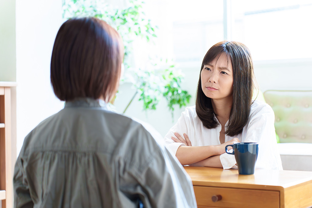 親しい同性同士のつきあいでは比較対象として何かと意識されがちになる（写真：taka/stock.adobe.com）
