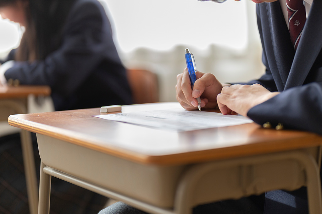 「全然勉強してない」アピールは、成績が悪かったときにクラスメートから「ダメな奴」と思われないための予防策？（写真：TAGSTOCK2/stock.adobe.com）