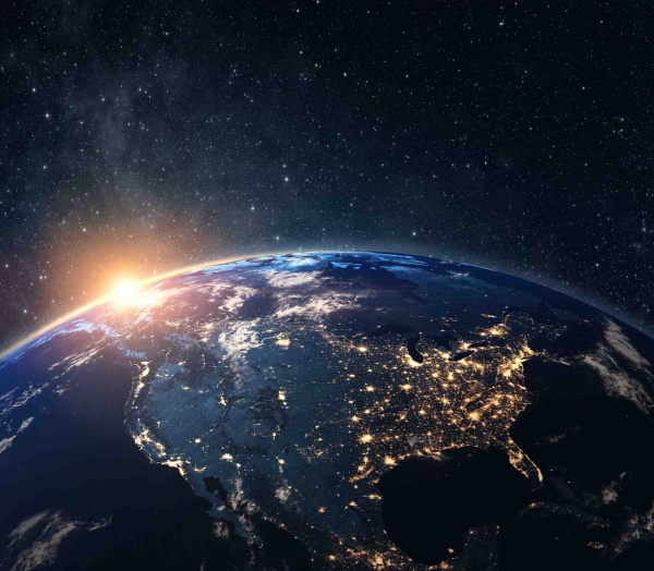 ある経営者は「月から地球全体の市場を見て戦略を立てる」と言う（写真／Shutterstock）