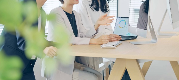 リーダーは様々な人と会うことで、変革や課題解決に必要な人脈、協力関係を築いている(写真/Shutterstock)