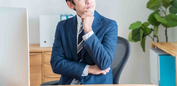 Kさんは「次に何を取り組むべきかの課題を見つける」ために人の話を聞くのだという(写真/Shutterstock)