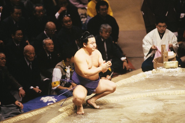 多彩な技を繰り出してファンを魅了した舞の海(写真:アフロ) 多彩な技を繰り出してファンを魅了した舞の海(写真:アフロ)