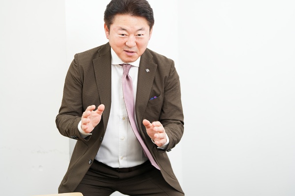 「一番気をつけていたのは、正面衝突しないようにすること」と実演しながら話す舞の海さん 「一番気をつけていたのは、正面衝突しないようにすること」と実演しながら話す舞の海さん