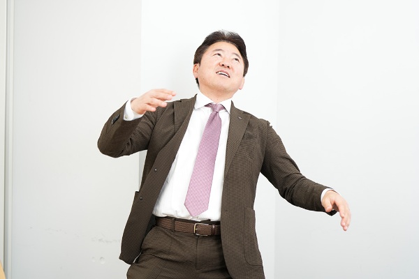 「最近の力士は大きくなった分、上体が揺れる」と説明する舞の海さん 「最近の力士は大きくなった分、上体が揺れる」と説明する舞の海さん