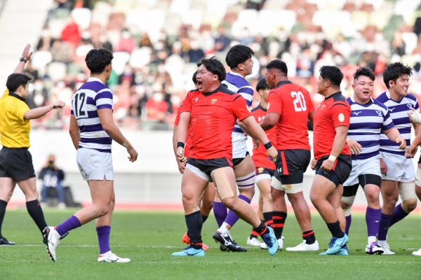 2022年1月9日のラグビー大学選手権決勝、明治大学戦。細木康太郎主将(写真中央)の「ウオー!」という雄叫びが、国立競技場に響き渡った。