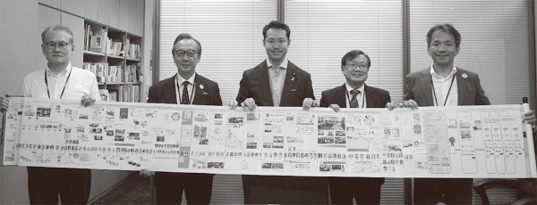 自由民主党での講演の後、国際標準化を一緒に推進している仲間と大塚拓議員の執務室にて(左から2番目が筆者、真ん中が大塚拓議員)。出所:筆者 自由民主党での講演の後、国際標準化を一緒に推進している仲間と大塚拓議員の執務室にて(左から2番目が筆者、真ん中が大塚拓議員)。出所:筆者