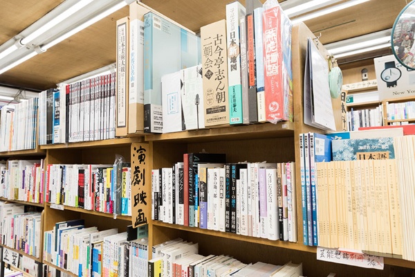 近所には演芸場や劇場が多いため、芸能関係の本もそろう 近所には演芸場や劇場が多いため、芸能関係の本もそろう