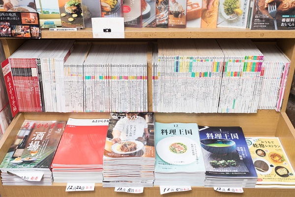 店頭の棚には、各種料理雑誌の最新号とバックナンバーがそろう 店頭の棚には、各種料理雑誌の最新号とバックナンバーがそろう
