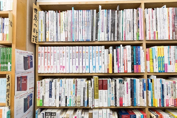 世界の料理本やさまざまな調理法の本が並ぶ。いくら棚を眺めていても飽きない 世界の料理本やさまざまな調理法の本が並ぶ。いくら棚を眺めていても飽きない