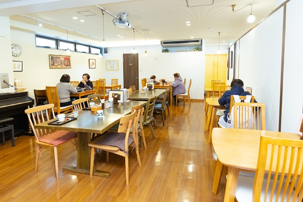 2019年、書店の半分をカフェスペースにした 2019年、書店の半分をカフェスペースにした