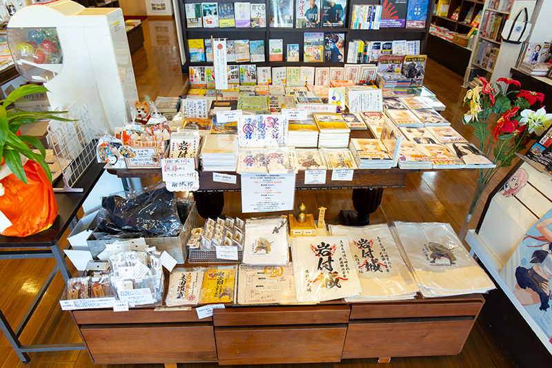 岩槻や岩槻城にまつわるコーナー。関連書籍とともに御城印、御城印帳、バッジ、ストラップ、根付などが並ぶ 岩槻や岩槻城にまつわるコーナー。関連書籍とともに御城印、御城印帳、バッジ、ストラップ、根付などが並ぶ