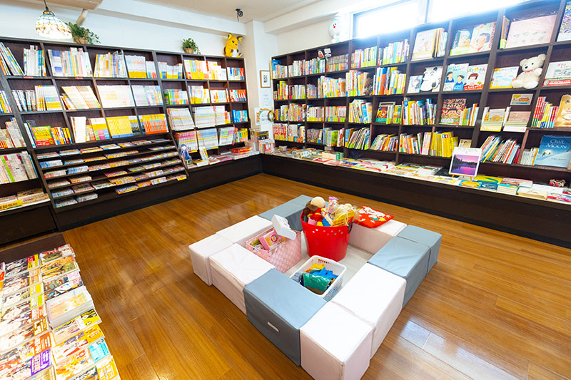 店奥に広がる絵本や児童書、学習参考書のコーナー