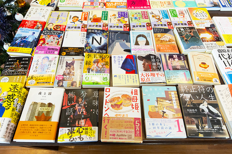 「こちらには自分たちが売りたい本を並べています」。奥のほうはシニア向け、手前は若い世代向けの本 「こちらには自分たちが売りたい本を並べています」。奥のほうはシニア向け、手前は若い世代向けの本