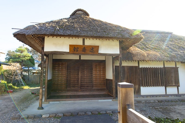 茅葺き屋根の藩校「岩槻藩遷喬館(せんきょうかん)」。「ここにずっと住んでいた方がいらっしゃったので、建物が残りました」と兼太郎さん。水野書店のすぐ裏手にある 茅葺き屋根の藩校「岩槻藩遷喬館(せんきょうかん)」。「ここにずっと住んでいた方がいらっしゃったので、建物が残りました」と兼太郎さん。水野書店のすぐ裏手にある