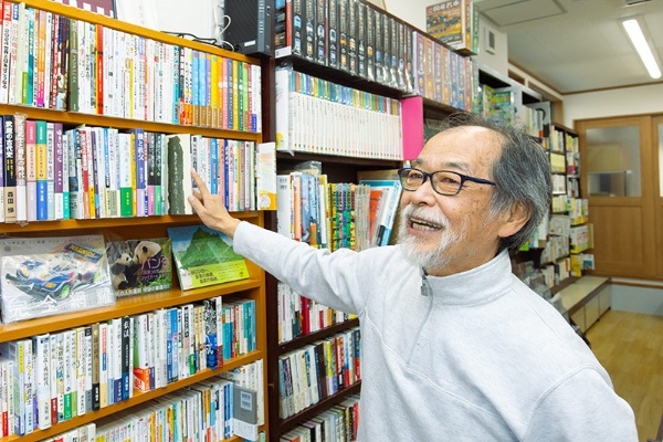 「父は、本の注文をしてきたお客様に『なぜ岩波の本を読まないんだ。勉強が足りない』と叱るような人でした」と話す大井達夫さん 「父は、本の注文をしてきたお客様に『なぜ岩波の本を読まないんだ。勉強が足りない』と叱るような人でした」と話す大井達夫さん