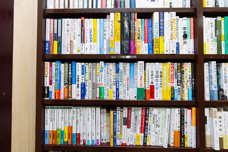 売れ筋をそろえているビジネス書棚 売れ筋をそろえているビジネス書棚