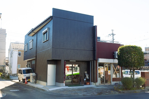 改装し、元の店舗面積に戻った忍書房の外観 改装し、元の店舗面積に戻った忍書房の外観